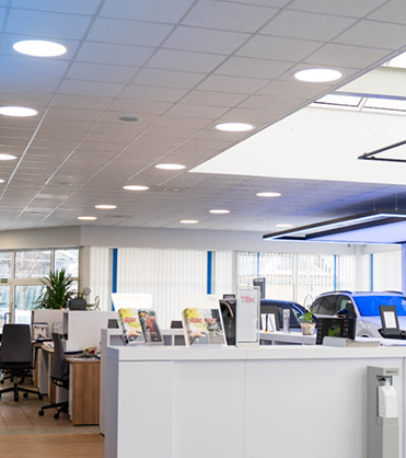 Beleuchtung in einem Autohaus